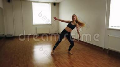 女<strong>舞蹈</strong>演员在<strong>舞蹈</strong>室排练时训练<strong>舞蹈</strong>。